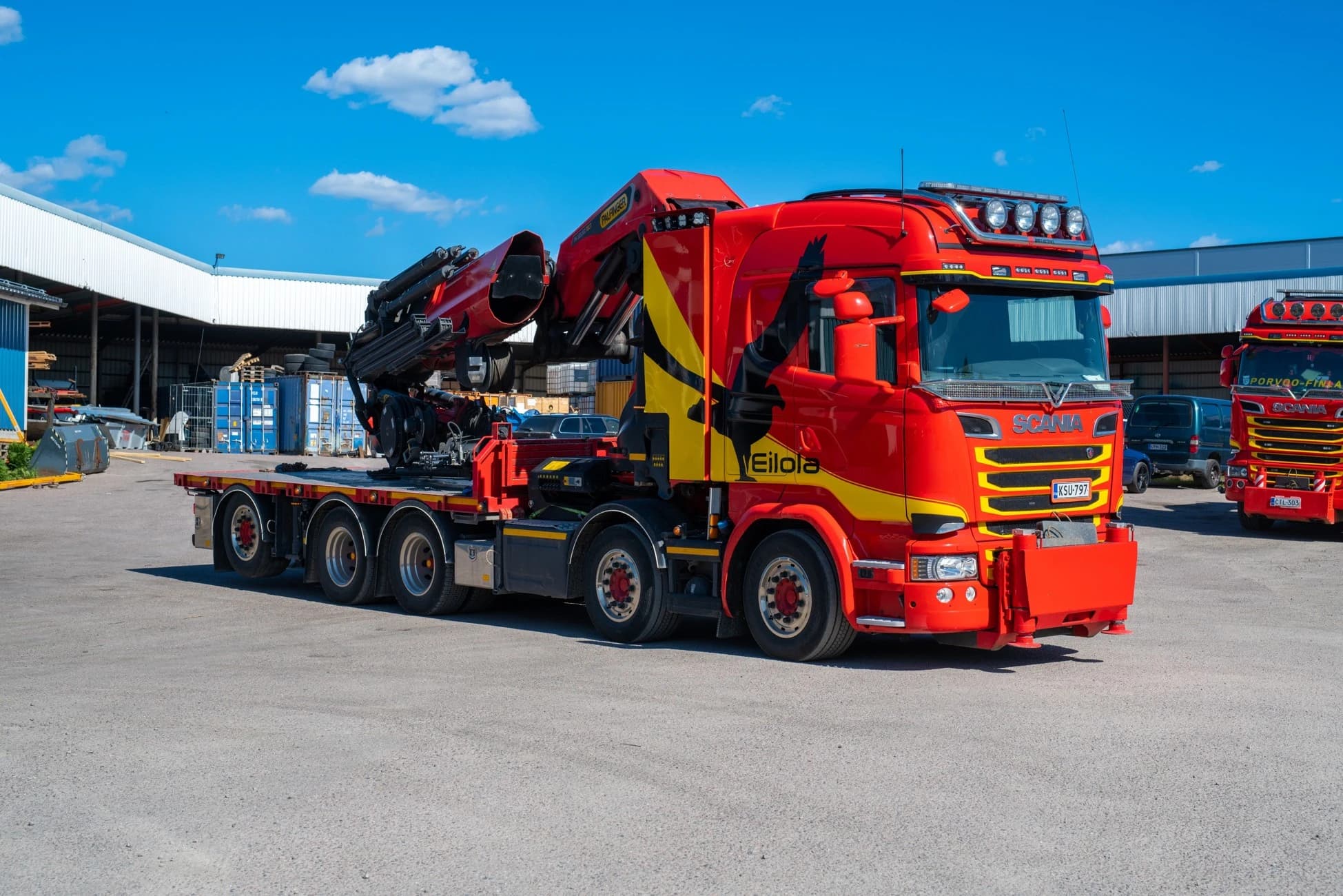 Eilolan punakeltainen Scania-nosturiauto Palfinger-asennusnosturilla